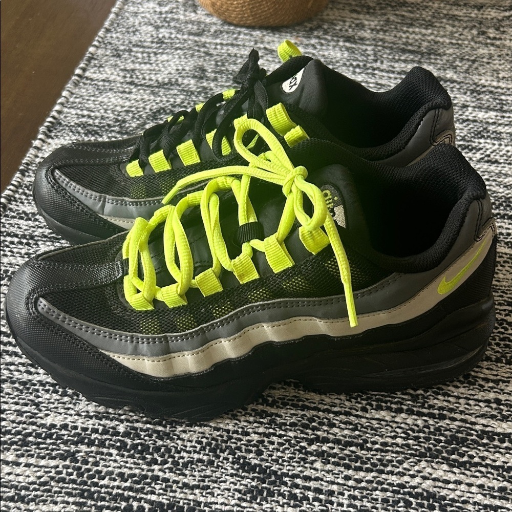 Nike Air Max 95 black volt, Black/Volt/Anthracite/Smoke Grey size 6.5 youth